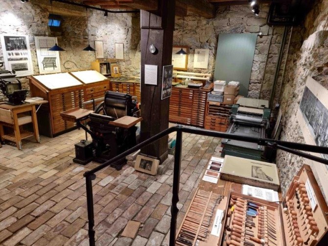 Unsere Druckwerkstatt ist einzigartig: Anlässlich einer Führung in Kombination mit der Druckwerkstatt im Burgkeller vermitteln wir die druckgrafischen Techniken der Originale, die in der Herrliberger-Sammlung ausgestellt sind und zeigen den Unterschied von Kupferstich und Radierung auf. In der Druckwerkstatt können Sie selber Hand anlegen und ausprobieren. Daneben vermitteln wir Zürcher Geschichte rund um den Verleger und Kupferstecher David Herrliberger (1697-1777), der für 25 Jahre in der Burg Maur (Haus unter Eidg. Denkmalschutz) und gleichzeitig Gerichtsherr von Maur war.
Allgemeine Öffnungszeiten: Jeden 1. und 3. Samstag im Monat von 14-17 Uhr. Eintritt frei. Führungen nach Vereinbarung. Für Erwachsene, Schulen und Kinder ab 6 Jahren geeignet.
Öffnungszeiten Druckwerkstatt:
Jeden 1. und 3. Samstag im Monat von 14-17 Uhr.
Am 1. Sa/Mt. sind die Buchdrucker der Gilde Gutenberg an der Arbeit. Selber setzen und drucken mit Hilfe und Anleitung unserer Fachleute.
Am 3. Sa/Mt. ist unser Kupferdrucker und Künstler Jan Leiser an der Arbeit. Er hilft Erwachsenen und Kindern, einen eigenen Druck zu erstellen.
Führungen können mit den Ausstellungen in der Burg Maur oder einer Führung durch das Ortsmuseum Mühle kombiniert werden. Vermittlung von druckgrafischen Techniken anhand von Originalen.
Museums-Eintritt frei. Vereinbarung auf Anfrage.